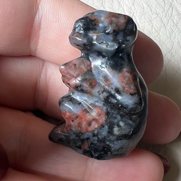 Yooperlite Sloth Carving - Picture 4 of 6